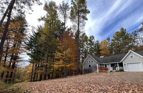 Niobe Casa | The Gray Owl - A Modern Cottage for 8 with Hot tub