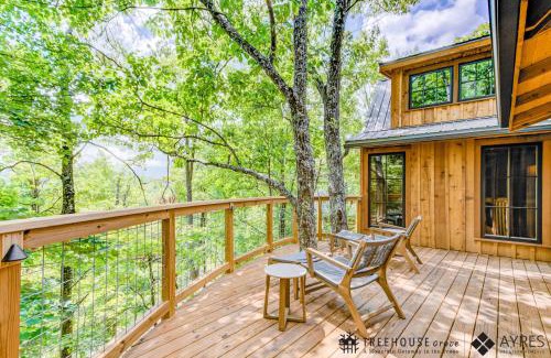 Gatlinburg Casa | The Green Ash in Treehouse Grove at Norton Creek
