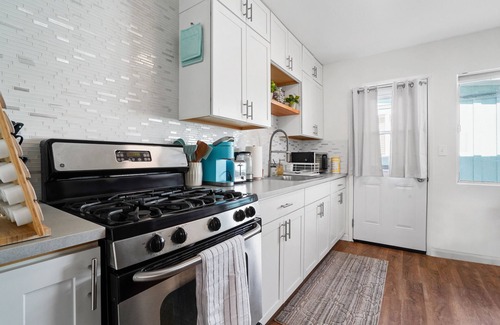 Pierpont Bay Apartamento | The Green Haven, 1 Minute Walk to Beach & Restaurants, 2 King Size Beds, Kitchen