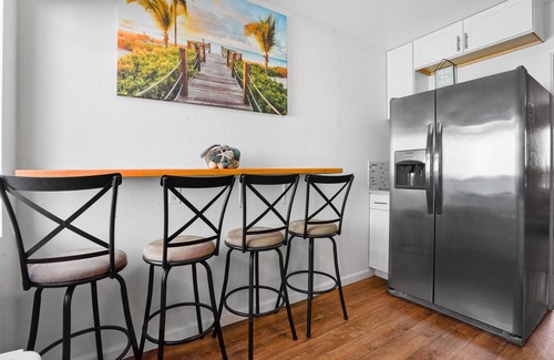 Pierpont Bay Apartamento | The Green Haven, 1 Minute Walk to Beach & Restaurants, 2 King Size Beds, Kitchen