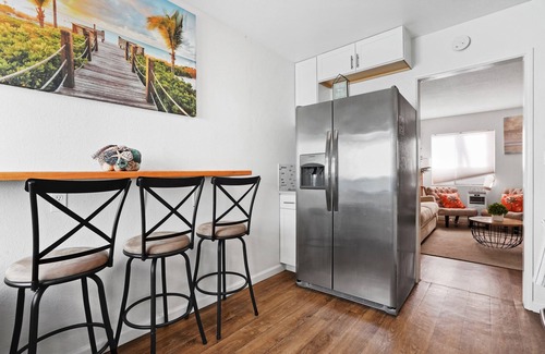 Pierpont Bay Apartamento | The Green Haven, 1 Minute Walk to Beach & Restaurants, 2 King Size Beds, Kitchen