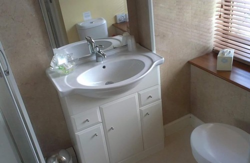 Bangor Cama Y Desayuno | Cama de Matrimonio o Dos Camas-Baño en la habitacion-GREEN