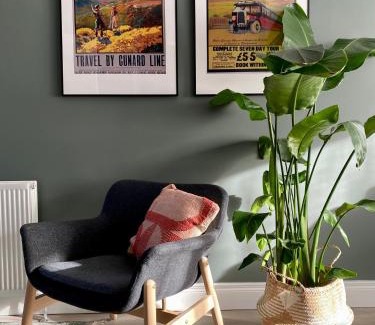 Belfast Casa | The Green Room guest suite