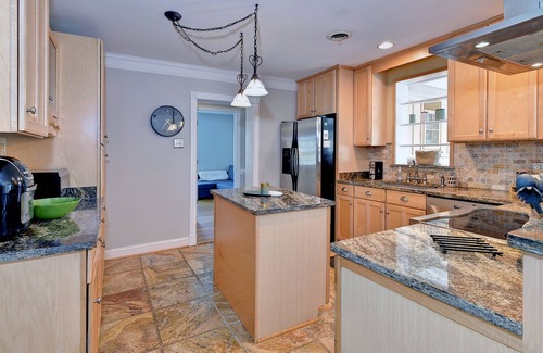 Berkeley Casa | The Greenhouse: A peaceful retreat minutes from all Williamsburg has to offer