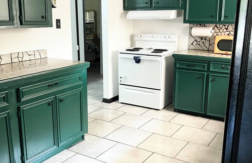 South Side Casa | The Greenhouse Effect- central+ 4BR/2BA+ king suite+ coffee+ BBQ grill