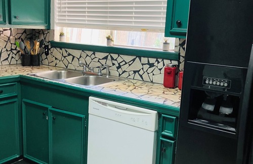 South Side Casa | The Greenhouse Effect- central+ 4BR/2BA+ king suite+ coffee+ BBQ grill