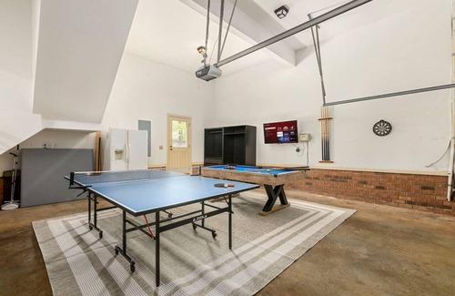 Greensboro Casa | The Greensboro Manor | HotTub + FirePit + Basketball Court + 15 Min To Sedgefield CC