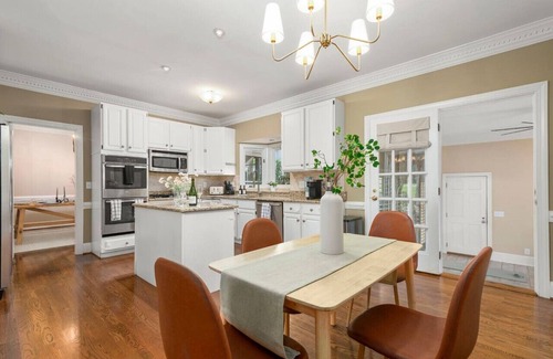 Greensboro Casa | The Greensboro Manor | HotTub + FirePit + Basketball Court + 15 Min To Sedgefield CC