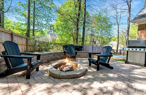 Greensboro Casa | The Greensboro Manor | HotTub + FirePit + Basketball Court + 15 Min To Sedgefield CC