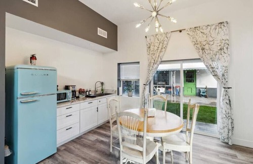Encanto Casa | The Gregory: 2 Bed/1 Bath Guesthouse