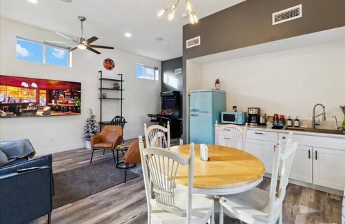 Encanto Casa | The Gregory: 2 Bed/1 Bath Guesthouse