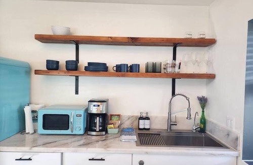 Encanto Casa | The Gregory: 2 Bed/1 Bath Guesthouse