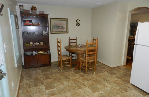Wilson Creek Cabaña | The Grey Cabin at Highland Hideaways