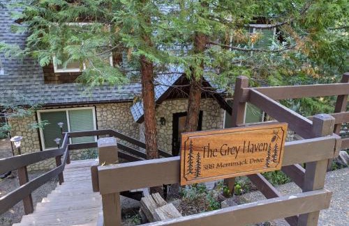 Cedar Glen Casa | “The Grey Haven” – Secluded home in the woods