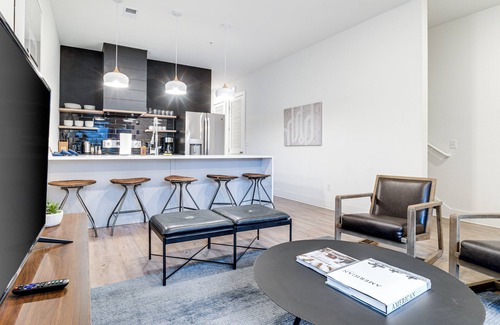 Edgehill Casa | The Grove Full Buyout by AvantStay | Sleeps 100