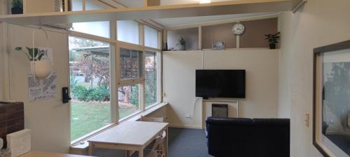 Oaklands Park Apartamento | The Grove Getaway 2 min walk to train and shops