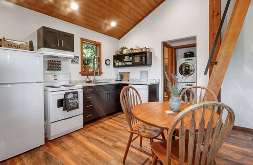 Campbell River Casa | The Grove Guest House~nNestled in a private and natural treed setting