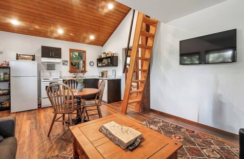 Campbell River Casa | The Grove Guest House~nNestled in a private and natural treed setting