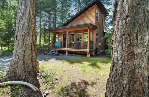 Campbell River Casa | The Grove Guest House~nNestled in a private and natural treed setting