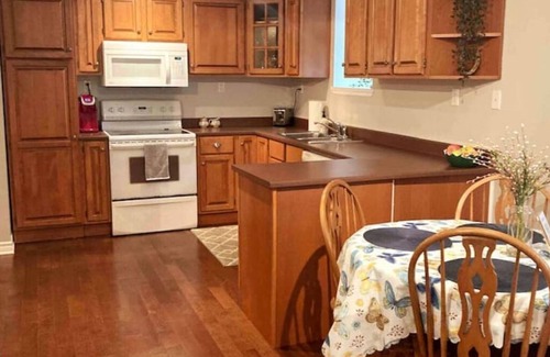 North End Apartamento | The Halifax Pad - Hot Tub & Free Parking.