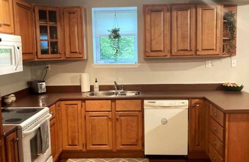 North End Apartamento | The Halifax Pad - Hot Tub & Free Parking.