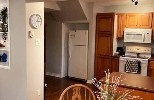North End Apartamento | The Halifax Pad - Hot Tub & Free Parking.