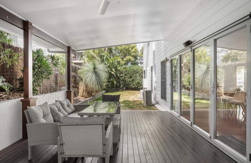 Bulimba Casa | The Hampton Retreat - 6BR 16 Guest Pet Friendly House