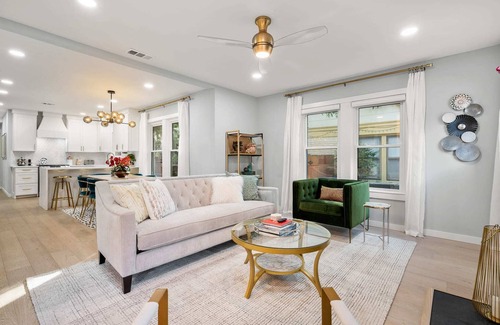 Dallas Casa | The Hansel-Modern 4 Bed, 3 Bath Bungalow, Hot Tub