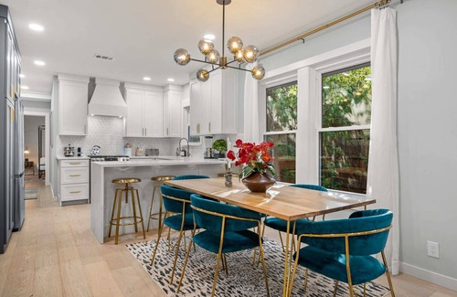 Dallas Casa | The Hansel-Modern 4 Bed, 3 Bath Bungalow, Hot Tub