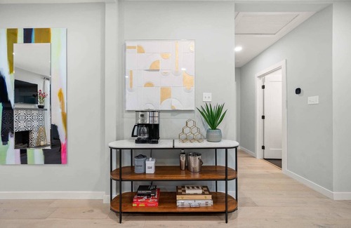 Dallas Casa | The Hansel-Modern 4 Bed, 3 Bath Bungalow, Hot Tub