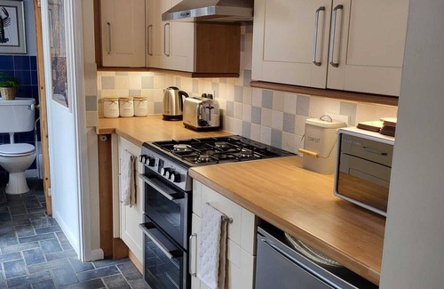 Henley Cabaña | The Happy Cottage - Gorgeous newly renovated home, walk toHenley Town Centre
