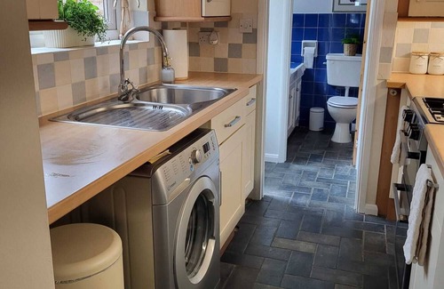 Henley Cabaña | The Happy Cottage - Gorgeous newly renovated home, walk toHenley Town Centre