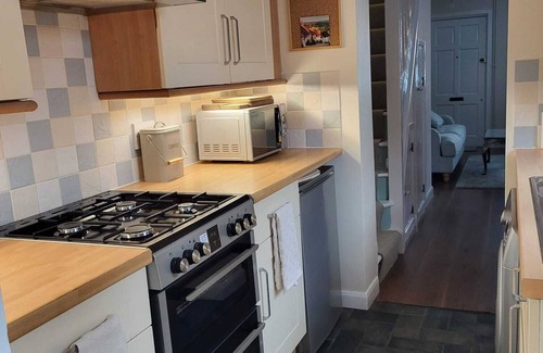 Henley Cabaña | The Happy Cottage - Gorgeous newly renovated home, walk toHenley Town Centre