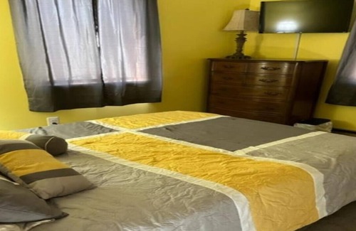Locust Lake Village Chalet De Esquí | The Happy Hideaway-A Family & Pet-Friendly Air-Conditioned Cabin in Locust Lake