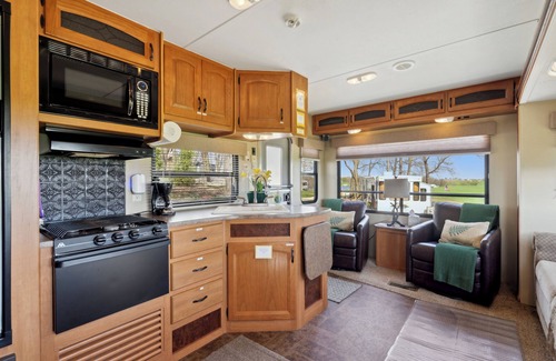 Langworthy Alquiler De RV | The Happy Hornet Camper Rental on Campsite