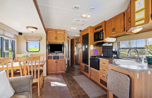 Langworthy Alquiler De RV | The Happy Hornet Camper Rental on Campsite