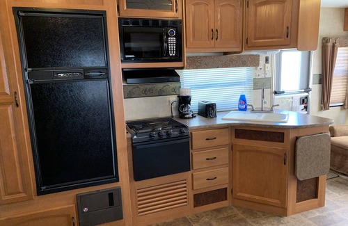 Langworthy Alquiler De RV | The Happy Hornet Camper Rental on Campsite