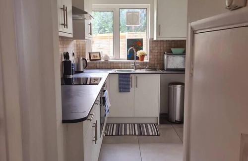 Waltham Cross Casa | The Happy Place, welcome to this cosy home sat in a quite part of Waltham Cross.