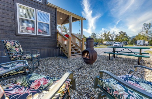 Gatlinburg - Pigeon Forge Cabaña | The Happy Shack of Tiny Homes