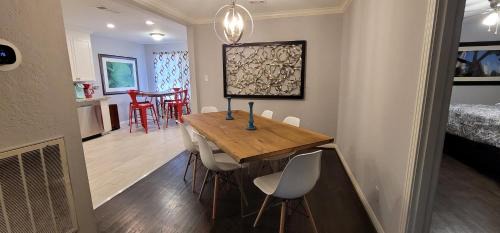 South Central Houston Casa | The Harby Street House - Close to U of H, Stadiums, Downtown, Med Center