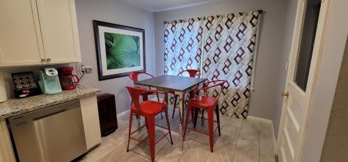 South Central Houston Casa | The Harby Street House - Close to U of H, Stadiums, Downtown, Med Center