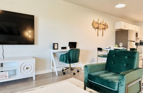 Sweetbriar Apartamento | "The Haven" VRBO - Your Austin SoCo Sanctuaryn2BR - 1 King, 2 Full Bunk Bed