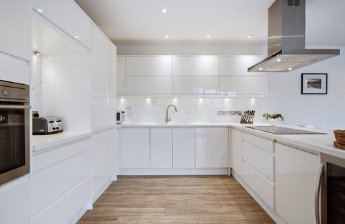 Saundersfoot Casa | The Hawthorns - Luxury Cottage, Hot Tub, Sea Views
