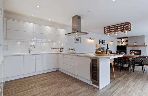 Saundersfoot Casa | The Hawthorns - Luxury Cottage, Hot Tub, Sea Views