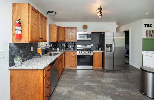 Des Moines Casa | "The Hay Loft" - Hot Tub - Game Room - Fire Pit - Office - Family FUN