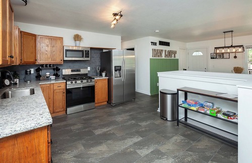 Des Moines Casa | "The Hay Loft" - Hot Tub - Game Room - Fire Pit - Office - Family FUN