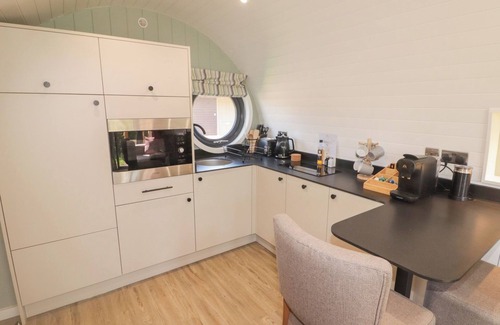 Cowbridge Cabaña | THE HAZEL POD, character holiday cottage, with a garden in Cowbridge