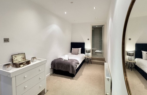 Abingdon Casa | The Heart of Kensington Mews PRIVATE House | Centrally Located & Transport Links