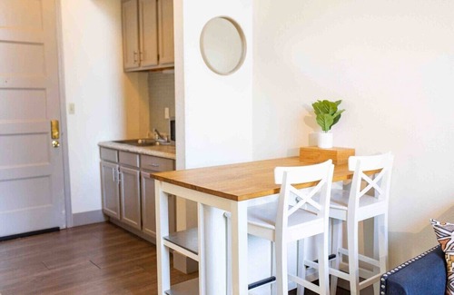 Kansas City Apartamento | The Heart of Westport Suite - WALK to BBQ
