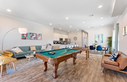 Northside Casa | The Heights Getaway with Game Room Backyard Grill Outdoor Games Netflix Wine at The Heights
